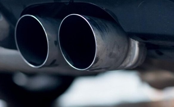 Samochody ze specjalnie modyfikowanymi wydechami hałasują łamiąc normy techniczne i społeczne