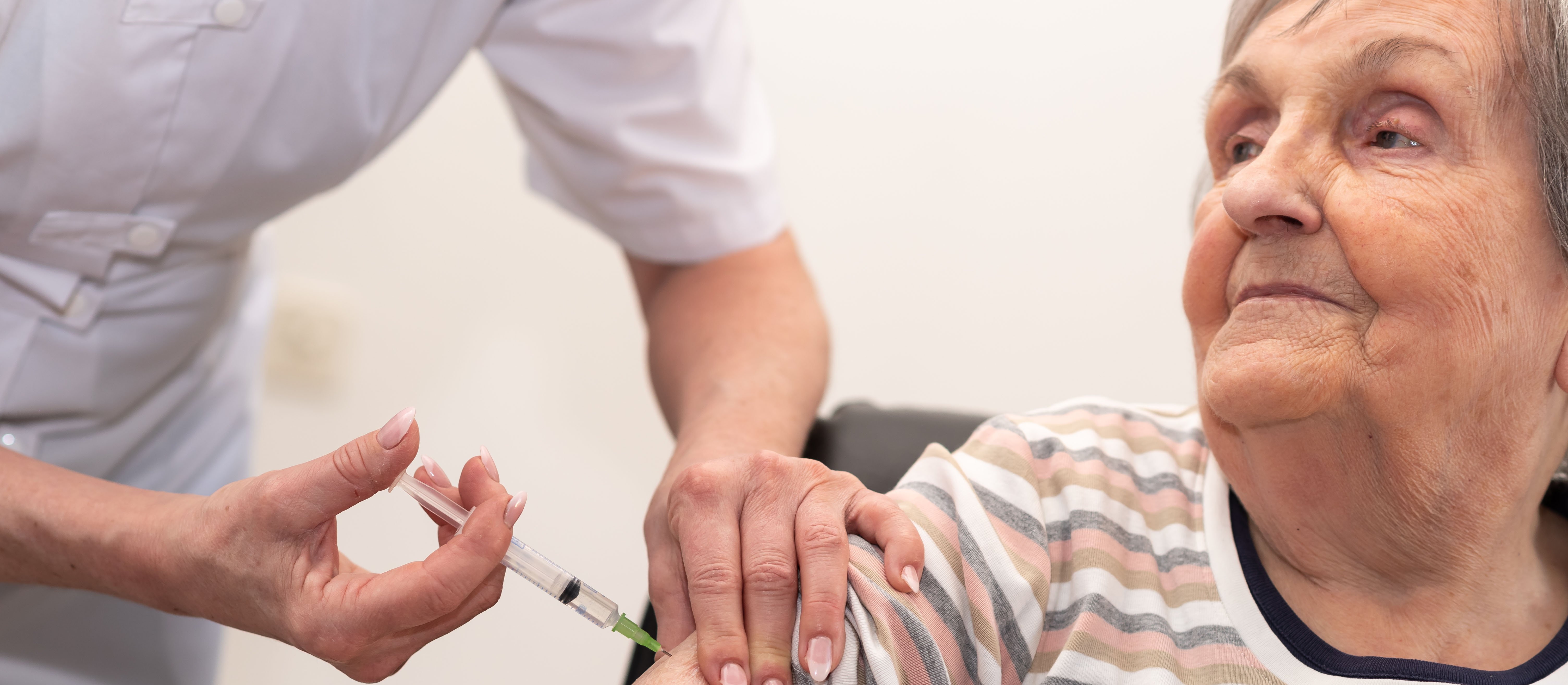 Seniorzy po szczepionce na grypę rzadziej chorowali na Alzheimera. Nowe badanie