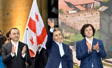 Bidzina Iwaniszwili (w środku), oligarcha, który był premierem Gruzji w latach 2012–2013, a obecnie 