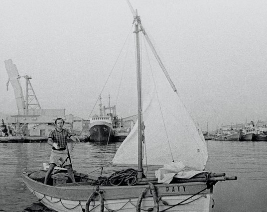 Jacek Pałkiewicz – samotny żeglarz – opuszcza port w Dakarze, 6 stycznia 1975 r.