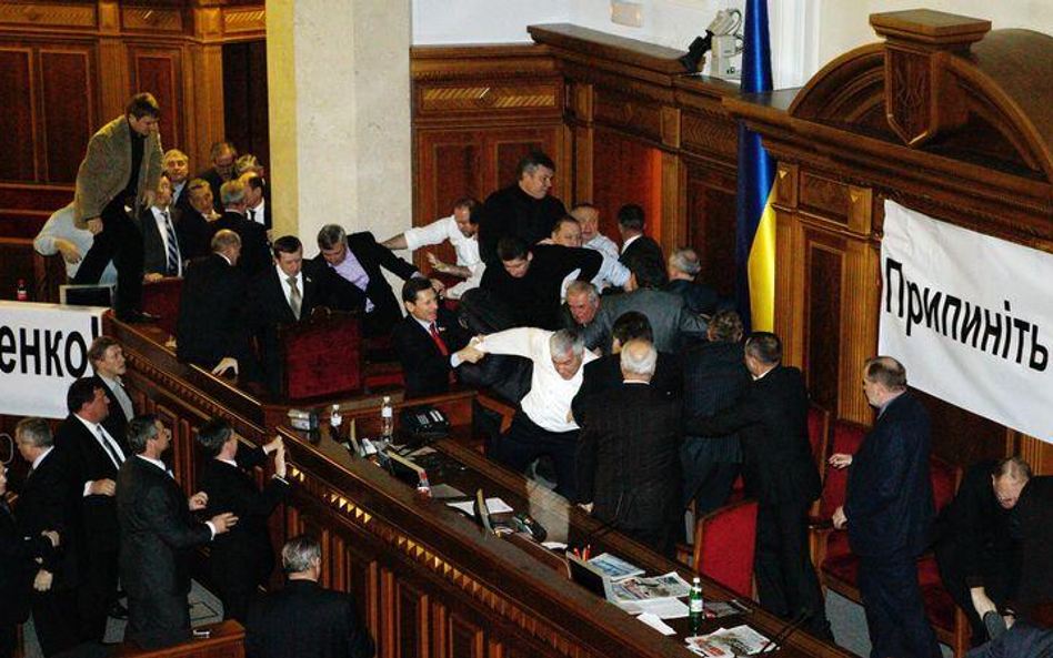 Lekarze pojawili się na sali obrad bardzo szybko. Mieli jednak kłopot z pomocą poszkodowanym, bo ośw