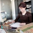 Sąd Apelacyjny w Warszawie: urzędniczka sekretariatu Wydziału Cywilnego przygotowuje zawiadomienia o