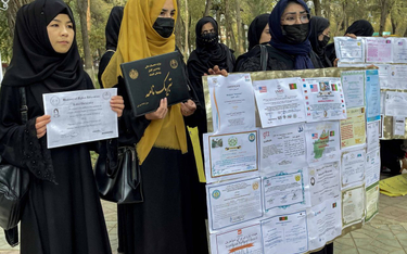 Protest wykształconych Afganek, domagających się od rządu talibów zapewnienia im możliwości pracy, K