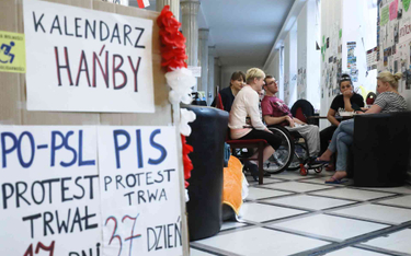 Protest rodziców dzieci niepełnosprawnych w Sejmie