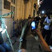 Krzyż z puszek po piwie Lech na Krakowskim Przedmieściu pojawił się podczas protestu przeciw krzyżow