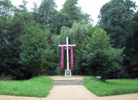 Pomnik ku czci pomordowanych przez UB partyzantów NSZ we wsi Barut