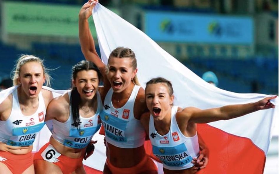 Kamila Ciba, Marlena Gola, Klaudia Adamek i Paulina Guzowska po zwycięstwie w sztafecie 4x200 m