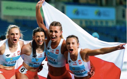 Kamila Ciba, Marlena Gola, Klaudia Adamek i Paulina Guzowska po zwycięstwie w sztafecie 4x200 m
