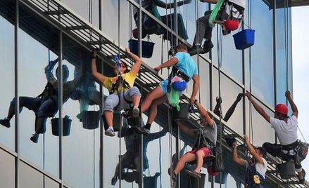 W Rumunii coraz bardziej brakuje fachowców. Na zdjęciu: mycie okien wieżowców w Bukareszcie w 2012 r