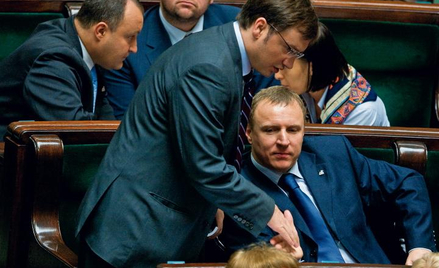 Zbigniew Ziobro i Jacek Kurski weszli pod parasol braci Kaczyńskich, bo pokolenie pampersów nie wykr