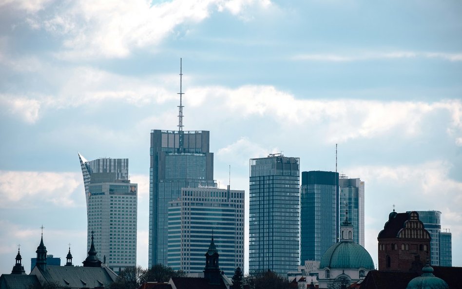 Varso Tower góruje nad wieżowcami w Warszawie.