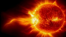 Potężna erupcja na Słońcu i wyrzucona w przestrzeń kosmiczną plazma (zdj. ilustracyjne)