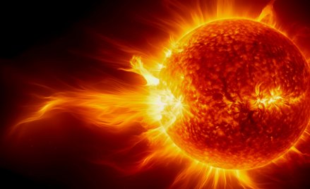 Potężna erupcja na Słońcu i wyrzucona w przestrzeń kosmiczną plazma (zdj. ilustracyjne)