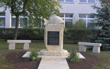 Pomnik karpia w Rudzie Malenieckiej. Odsłonięto go w 2012 r.