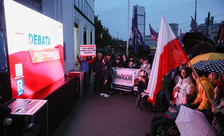 Zwolennicy kandydatów w wyborach prezydenckich oglądają debatę prezydencką Telewizji Republika na te