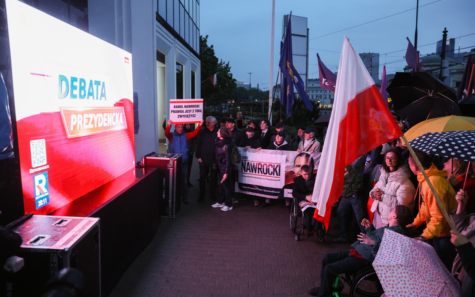 Zwolennicy kandydatów w wyborach prezydenckich oglądają debatę prezydencką Telewizji Republika na te