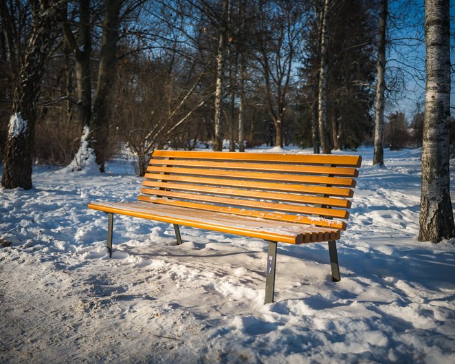 Ławka warszawska występuje w kilku wersjach, co pozwala na jej dopasowanie do specyfiki danego miejs