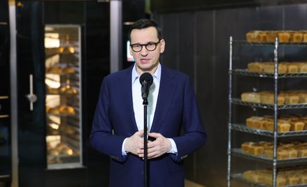 Premier Mateusz Morawiecki podczas wizyty w piekarni "Żytnia" w Dąbrówce