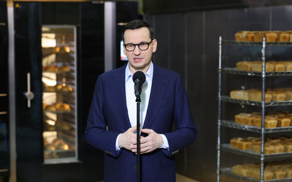 Premier Mateusz Morawiecki podczas wizyty w piekarni "Żytnia" w Dąbrówce