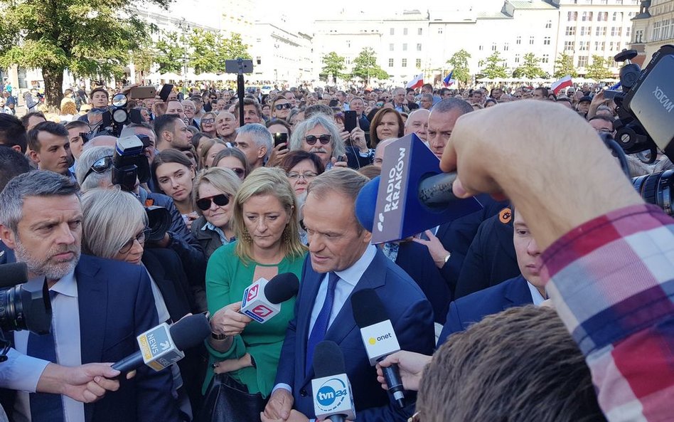 Tusk: Polska nie musi wstawać z kolan, nie była na kolanach