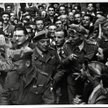 Gen. Klemens Rudnicki (w środku) i szef sztabu 2. Korpusu płk Wiśniowski (na dole) wśród wiwatującyc