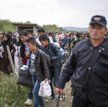 Kolejne tysiące imigrantów przekroczyły w środę granicę Grecji i Macedonii. Zmierzają na północ, głó