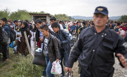 Kolejne tysiące imigrantów przekroczyły w środę granicę Grecji i Macedonii. Zmierzają na północ, głó