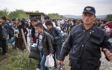 Kolejne tysiące imigrantów przekroczyły w środę granicę Grecji i Macedonii. Zmierzają na północ, głó
