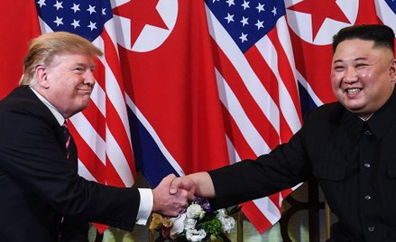 Trump i Kim znów uścisnęli sobie dłonie. Szczyt w Hanoi rozpoczęty