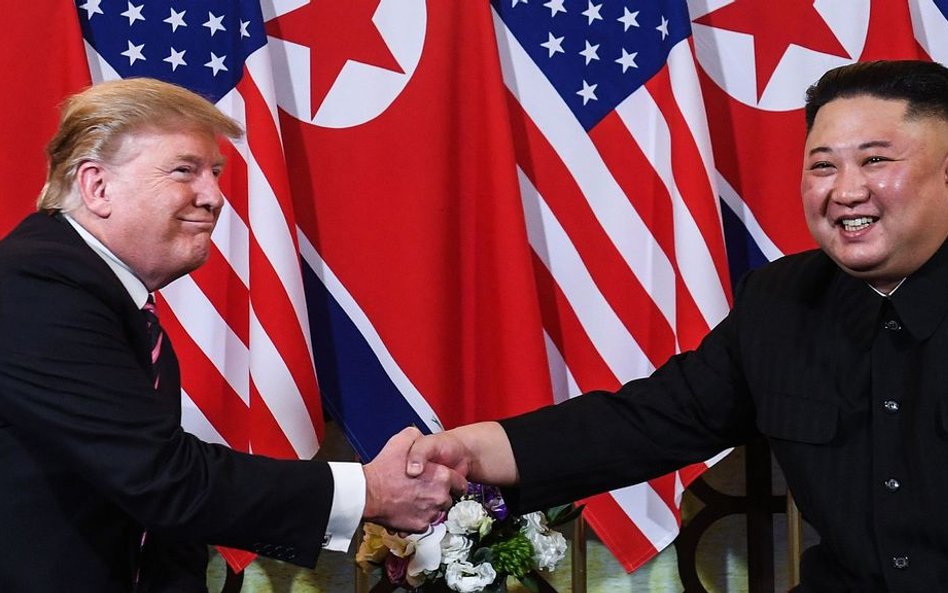 Trump i Kim znów uścisnęli sobie dłonie. Szczyt w Hanoi rozpoczęty