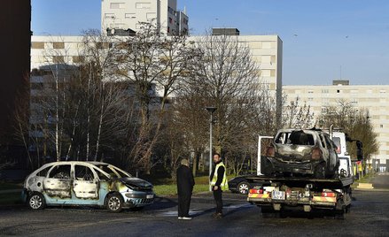 874 auta spłonęły w sylwestra we Francji. W sondażu zapytano o powody podpaleń