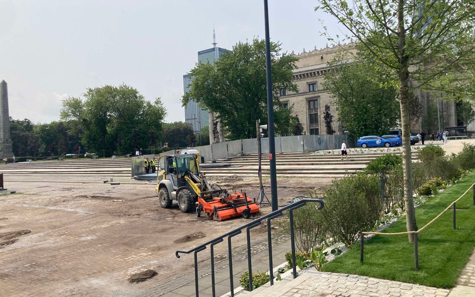 Nowa zieleń i infrastruktura kontrastuje z błotem i kałużami