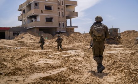 Izraelscy żołnierze w zniszczonej przez IDF Strefie Gazy
