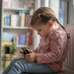 Badanie wykazało, że u dzieci, które wcześnie dostały  smartfony i regularnie ich używały, częściej 