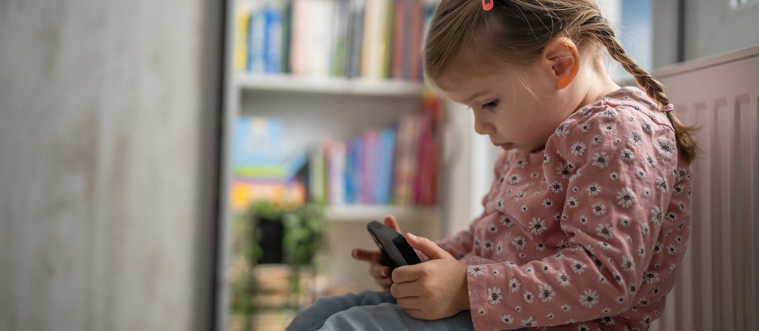 Nowe badanie dostarczyło ważnych argumentów przeciwko dawaniu telefonów dzieciom do 12 r.ż.