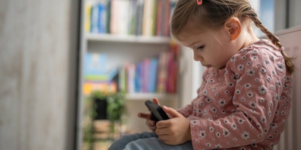 Nowe badanie dostarczyło ważnych argumentów przeciwko dawaniu telefonów dzieciom do 12 r.ż.