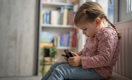 Badanie wykazało, że u dzieci, które wcześnie dostały  smartfony i regularnie ich używały, częściej 