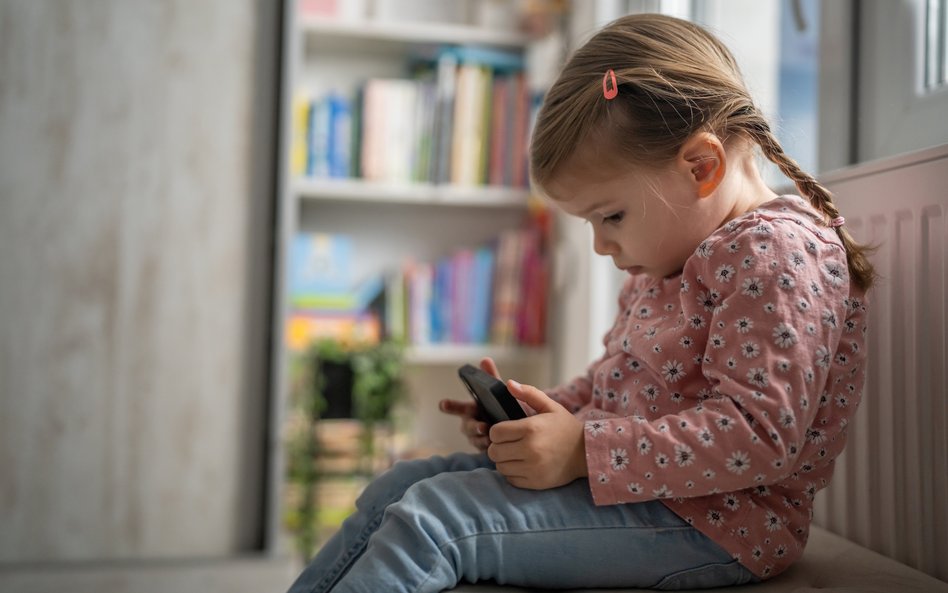 Badanie wykazało, że u dzieci, które wcześnie dostały  smartfony i regularnie ich używały, częściej 