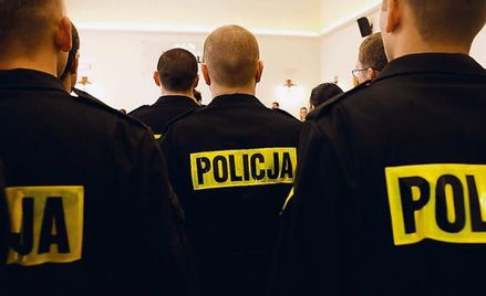Policjant może być zawieszony w czynnościach służbowych przez prokuratora lub sąd również na podstaw