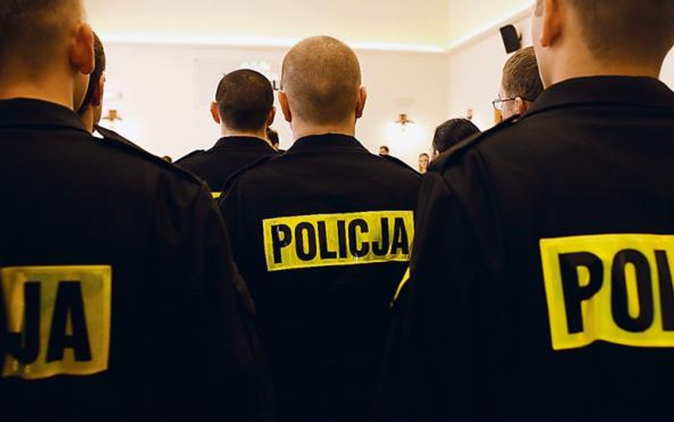 Policjant może być zawieszony w czynnościach służbowych przez prokuratora lub sąd również na podstaw