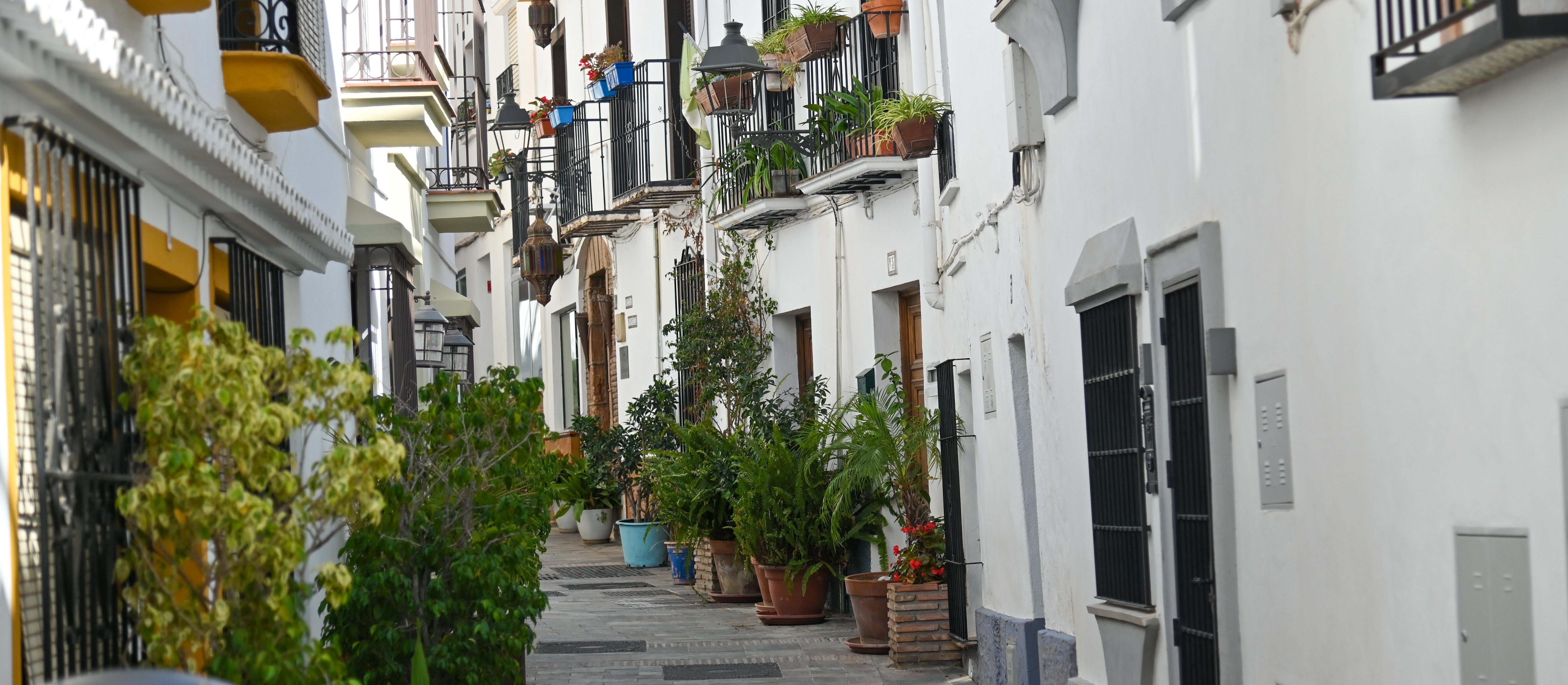 W Hiszpanii z platform internetowych znikają mieszkania dla turystów. Branża protestuje