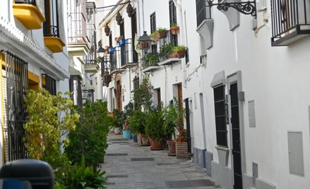 Uliczka w Marbelli, miejscowości w Andaluzji