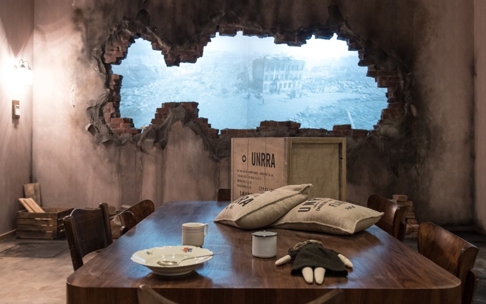 Mieszkanie warszawskiej rodziny po zakończeniu okupacji niemieckiej, 8 maja 1945 r