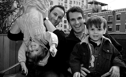 Para gejów Michael Eidelman (z lewej) i A. J. Vicent z dziećmi Connorem i Katherine, poczętymi metod