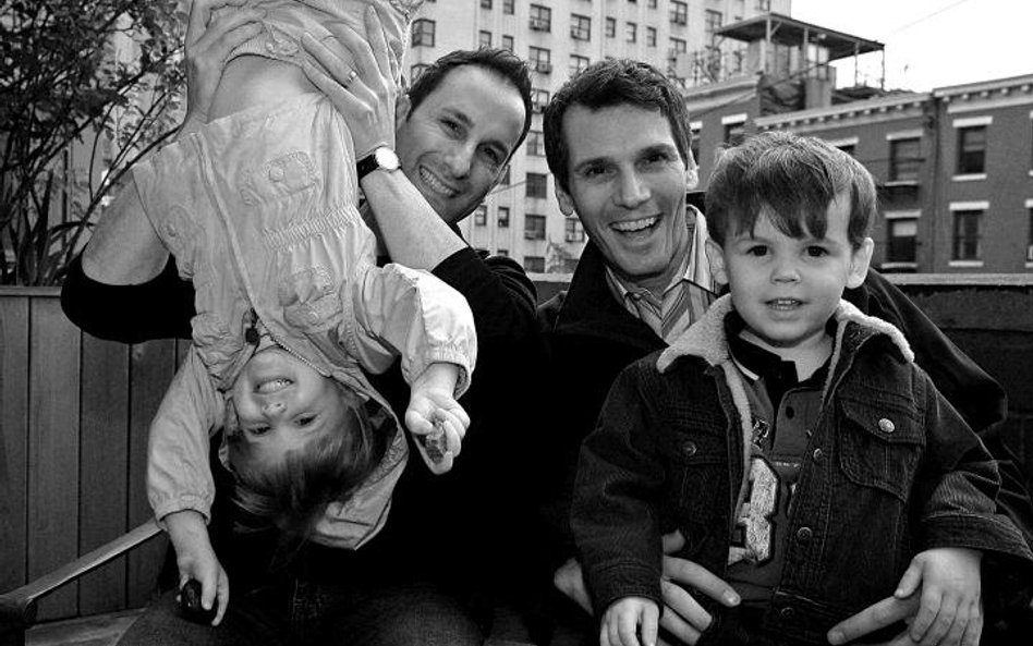 Para gejów Michael Eidelman (z lewej) i A. J. Vicent z dziećmi Connorem i Katherine, poczętymi metod