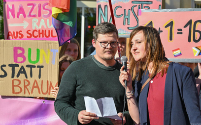 Nauczyciele Max Teske i Laura Nickel podczas demonstracji przeciwko skrajnej prawicy w maju br. w Co