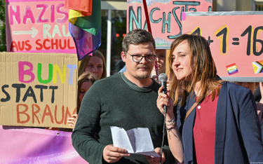 Nauczyciele Max Teske i Laura Nickel podczas demonstracji przeciwko skrajnej prawicy w maju br. w Co