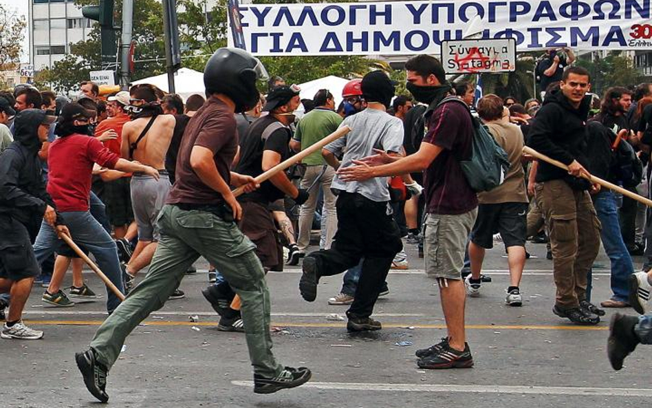 Policja rozpędzała demonstrantów protestujących przeciwko cięciom budżetowym. Fot. reuters/forum