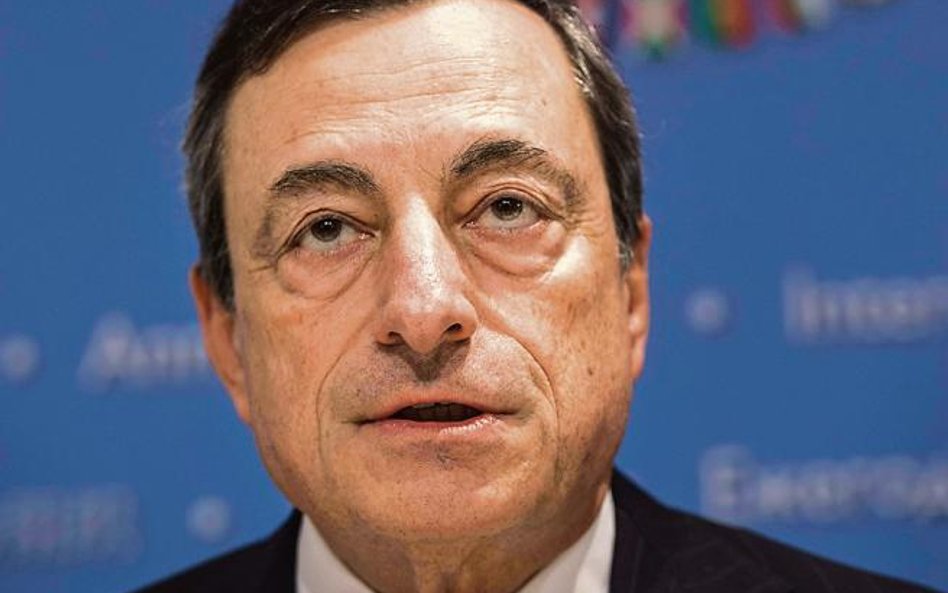 Mario Draghi, prezes EBC, musi coraz mocniej bronić luźnej polityki pieniężnej.