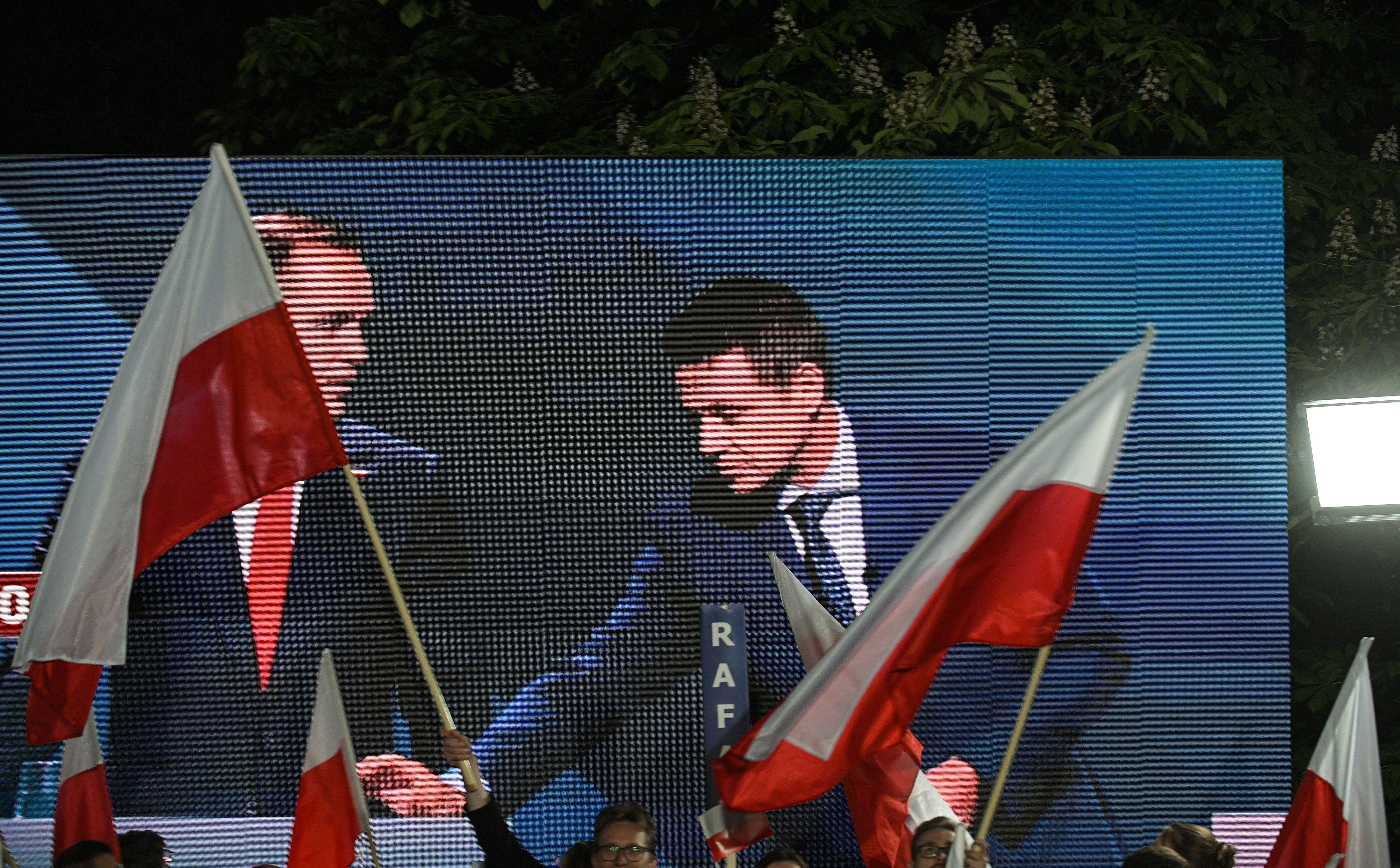 Smerf Gospodarz zakończył debatę przekazując kopertę Karolowi Nawrockiemu